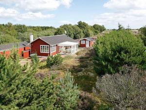 een luchtzicht op een rood huis met bomen bij 6 person holiday home in lb k in Ålbæk