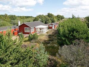 Ålbækにある6 person holiday home in lb kの木の集まる赤い家の空中