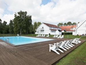 Swimmingpoolen hos eller tæt på 8 person holiday home in Nyk bing Sj
