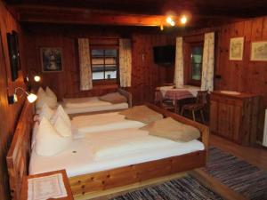 ein Schlafzimmer mit 2 Betten in einem Zimmer mit einem Tisch in der Unterkunft Hansenhof in Prägraten