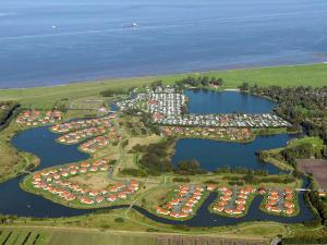 オッテルンドルフにある6 person holiday home in Otterndorfの多数の船を乗せたマリーナの空中風景