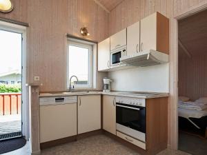 Kuchyň nebo kuchyňský kout v ubytování Three-Bedroom Holiday home in Grömitz 7