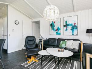 salon z kanapą, stołem i krzesłami w obiekcie 8 person holiday home in Vejers Strand w mieście Vejers Strand