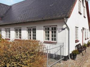 Biały dom z czarnym dachem w obiekcie 4 person holiday home in Aabenraa w mieście Kværs