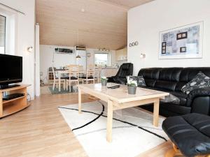 Hejlsにある4 person holiday home in Hejlsのリビングルーム(ソファ、テーブル付)