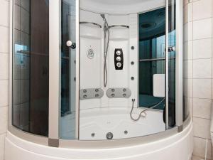 Hejlsにある4 person holiday home in Hejlsのバスルーム(バスタブ、シャワー付)が備わります。