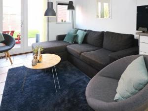Øster Hurupにある6 person holiday home in Hadsundのリビングルーム(ソファ、テーブル付)