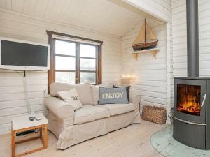 スケーエンにあるThree-Bedroom Holiday home in Skagen 4のリビングルーム(ソファ、暖炉付)