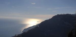 een uitzicht op de kust van Amalfi bij zonsondergang bij Agriturismo Mare e Monti in Agerola