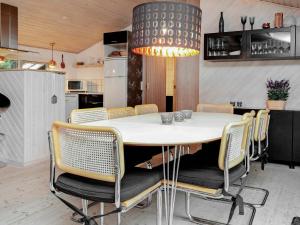 Slettestrandにある8 person holiday home in Fjerritslevのダイニングルーム(白いテーブル、椅子付)