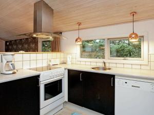 Slettestrandにある8 person holiday home in Fjerritslevのキッチン(シンク、コンロ付) 上部オーブン