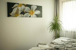 ein Schlafzimmer mit einem Bett und einem Gemälde an der Wand in der Unterkunft Ferienwohnung Am Schlosspark in Ebersdorf + 5 Fotos