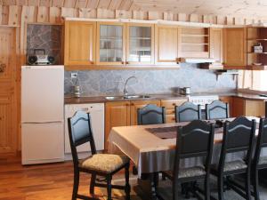 Кухня або міні-кухня у 8 person holiday home in BJELLAND