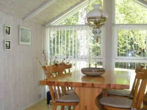 comedor con mesa, sillas y ventana en 4 person holiday home in Jerup, en Jerup