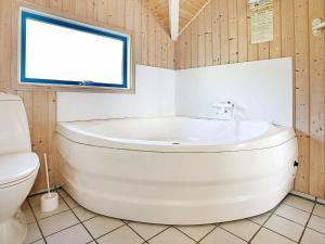 baño con bañera blanca y ventana en 6 person holiday home in Snedsted en Stenbjerg