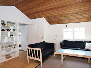 Two-Bedroom Holiday home in Løkken 12にあるシーティングエリア