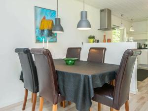 Åstrupにある8 person holiday home in Egのダイニングルームテーブル(革張りの椅子付)、キッチン