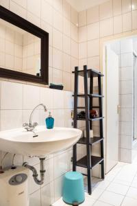 y baño con lavabo y espejo. en Big City Aprtment in Berlin-Friedrichshain, en Berlín