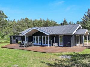 ÅlbækにあるFour-Bedroom Holiday home in Ålbæk 7の黒家