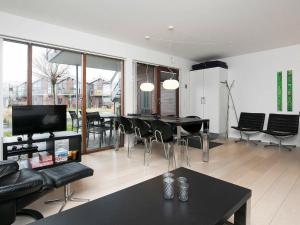 uma sala de estar com um sofá, uma mesa e cadeiras em Two-Bedroom Holiday home in Bogense 7 em Bogense