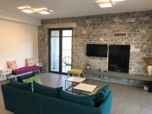 Televízia a/alebo spoločenská miestnosť v ubytovaní Elion Luxury Apartments