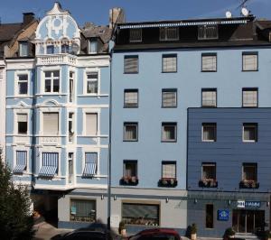 un grand bâtiment bleu avec un blanc dans l'établissement Trip Inn Hotel Hamm, à Coblence