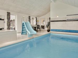 una piscina con un tobogán en una casa en 22 person holiday home in Harbo re, en Harboør