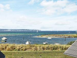 - une vue sur une étendue d'eau avec des bateaux dans l'établissement 6 person holiday home in Wendtorf, à Wendtorf