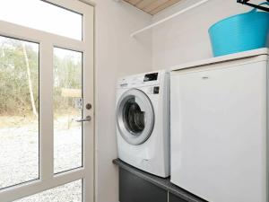 een wasmachine in een wasruimte met een raam bij Three-Bedroom Holiday home in Løgstør 6 in Trend