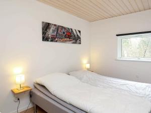 Кровать или кровати в номере Three-Bedroom Holiday home in Løgstør 6