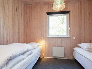 Postel nebo postele na pokoji v ubytování 7 person holiday home in Struer-By Traum