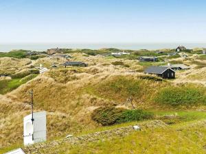 un grupo de casas en una colina cerca del océano en 8 person holiday home in Saltum, en Saltum