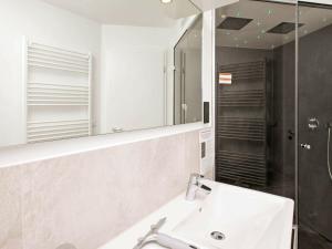 uma casa de banho com um lavatório e um espelho em One-Bedroom Holiday home in Wendtorf 8 em Wendtorf