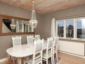 スケーエンにある8 person holiday home in Skagenのダイニングルーム(白いテーブル、椅子付)