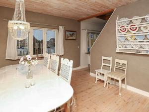 スケーエンにある8 person holiday home in Skagenのダイニングルーム(白いテーブル、椅子付)