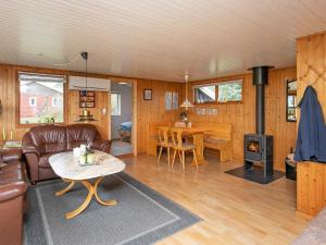 sala de estar con sofá, mesa y fogones en 6 person holiday home in S by en Sæby