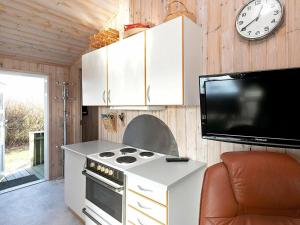 uma cozinha com fogão e um relógio na parede em 4 person holiday home in Vinderup em Vinderup