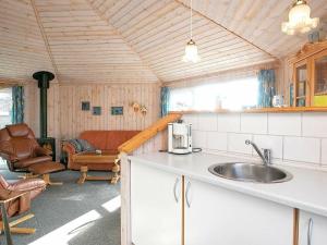 uma cozinha com um lavatório e um sofá num quarto em 4 person holiday home in Vinderup em Vinderup