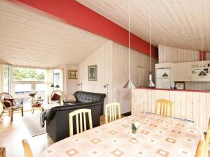Øster Hurupにある8 person holiday home in Hadsundのリビングルーム(テーブル、ソファ付)