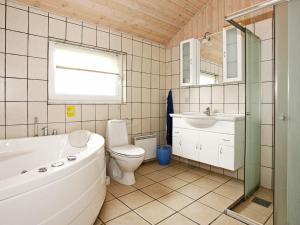 Kylpyhuone majoituspaikassa 6 person holiday home in Harbo re