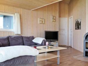 sala de estar con sofá, mesa y TV en 6 person holiday home in Harbo re, en Vejlby