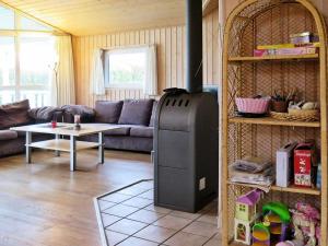 sala de estar con sofá y nevera en 6 person holiday home in Harbo re, en Vejlby