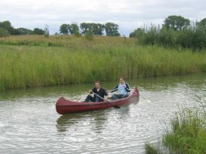 zwei Menschen in einem Kanu auf einem Fluss in der Unterkunft 6 person holiday home in Otterndorf in Otterndorf