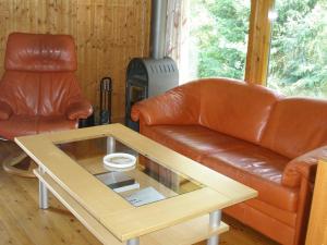 sala de estar con sofá de cuero y mesa de centro en 4 person holiday home in Skibby, en Skibby