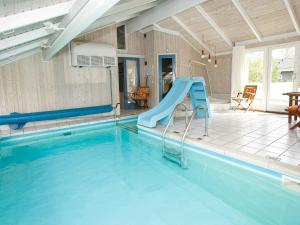 una piscina con un tobogán en una casa en 8 person holiday home in L s, en Læsø