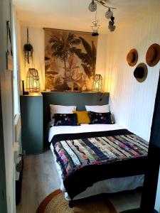 een slaapkamer met een bed in een kamer bij " LA BIENVENUE " in Ploemeur