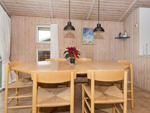 Sønder BjertにあるTwo-Bedroom Holiday home in Bjert 1のダイニングルーム(木製テーブル、椅子付)