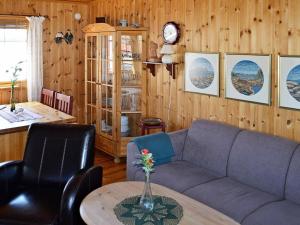 een woonkamer met een bank en een tafel bij 3 person holiday home in Henningsv r in Henningsvær