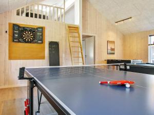 Frederiksværkにある20 person holiday home in Frederiksv rkのダーツボード付きのお部屋(卓球台付)