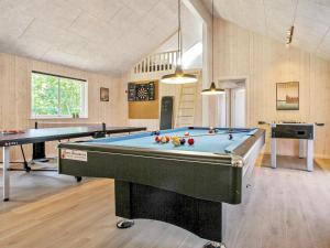 Frederiksværkにある20 person holiday home in Frederiksv rkのビリヤード台と卓球台2台が備わる客室です。